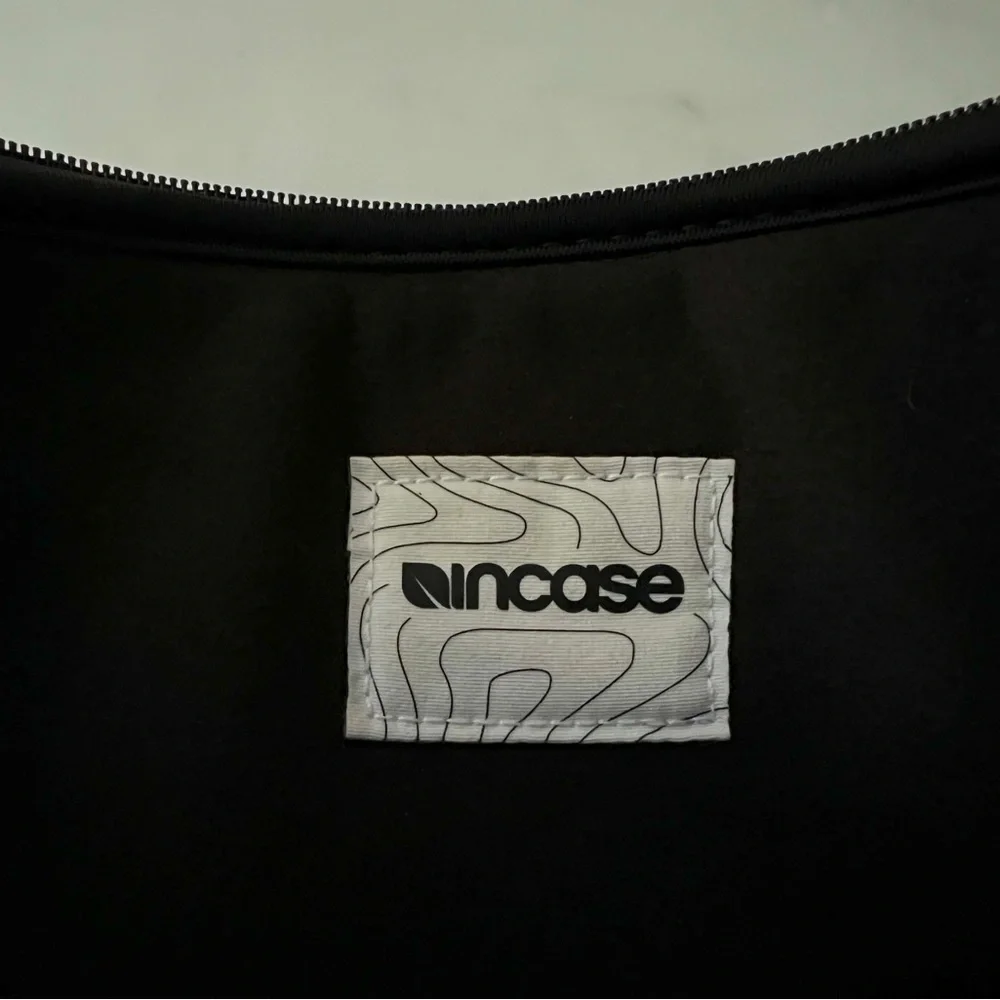 Incase Classic form cushioned laptop case Sleeve 13in Black